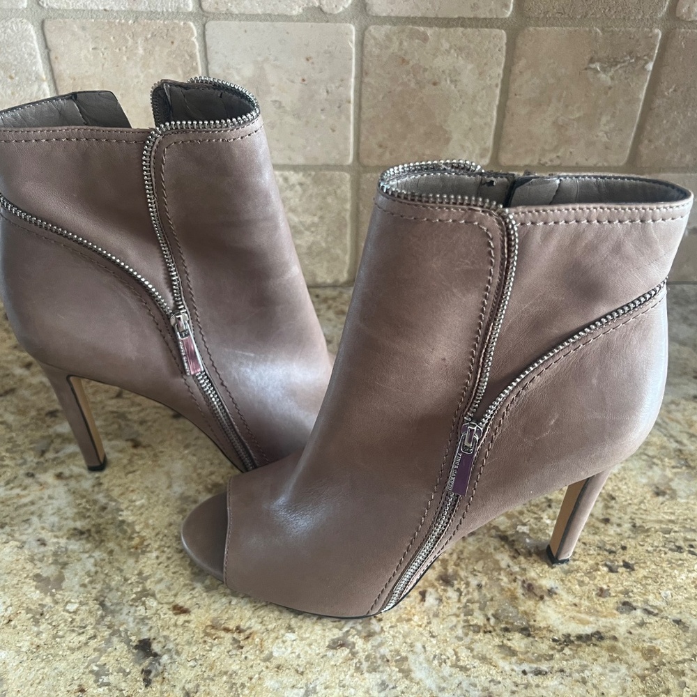 VINCE CAMUTO KLAYTON ANKLE BOOT LEATHER GORGEOUS 9M PEBBLE GREY COLOR - Picture 5 of 9